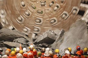 Obrazem: Švýcaři slaví. Prorazili nejdelší tunel světa
