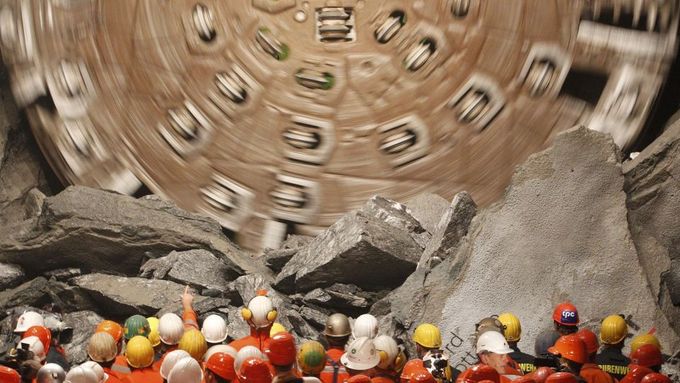 Obrazem: Švýcaři slaví. Prorazili nejdelší tunel světa