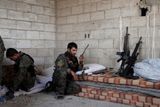 Příslušník YPG komunikuje se svými spolubojovníky pomocí vysílačky.