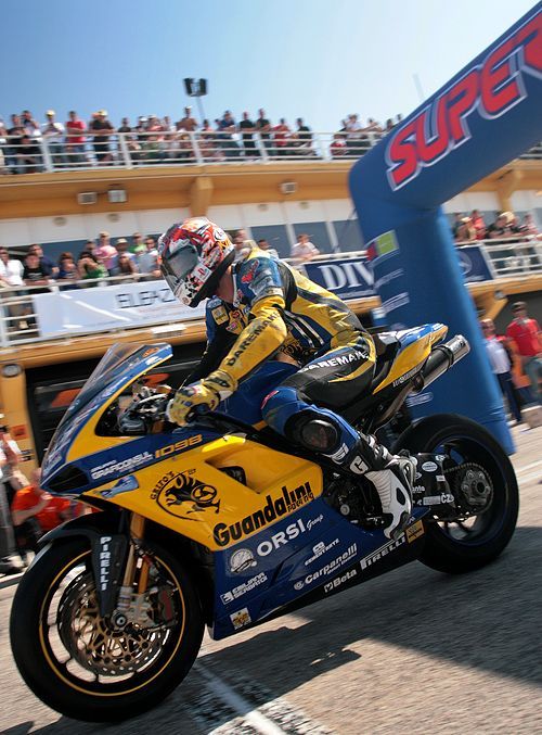 Jakub Smrž vyráží na druhém motocyklu do zaváděcího kola v rámci jízd superpole. Je z toho nakonec čas 1:35.980.