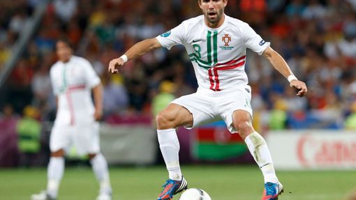 Portugalský fotbalista Joao Moutinho si hlídá míč během semifinále na Euru 2012.