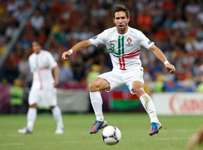 Portugalský fotbalista Joao Moutinho si hlídá míč během semifinále na Euru 2012.