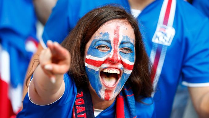 Fanynka Islandu během utkání proti Anglii.