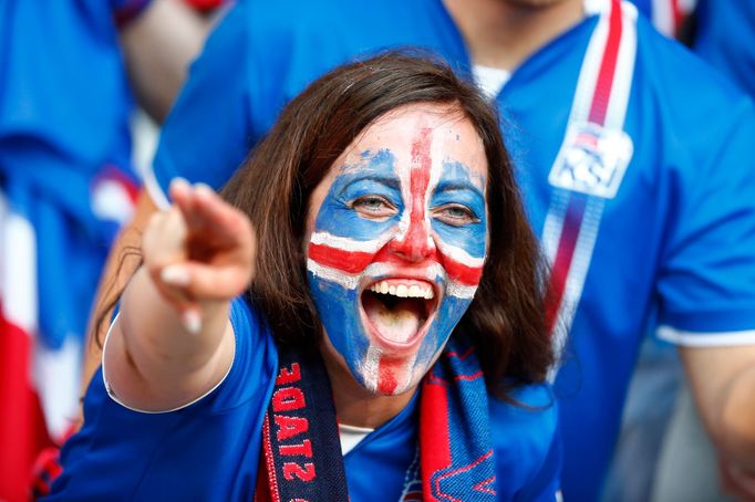 Euro 2016, Anglie-Island: islandská fanynka