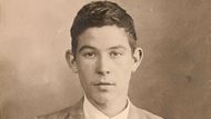 Anjel Lekuona, narozený roku 1913 v baskické Busturii, byl jedním z řady španělských vězňů, jenž zanechal po sobě stopu, kterou Unai Eguia postupně rekonstruoval z fragmentů svědectví a archivních dokumentů. Po prohraném boji proti Frankovi uprchl mladý republikán do Francie, kde jej později zatklo gestapo. Klíčovým zdrojem informací o jeho posledních dnech se stal dopis jeho přítele Gregoire Urangy, který popsal jejich utrpení v Hradištku. Když Lekuona, vyčerpaný zánětem pohrudnice, padl při příchodu do tábora, Uranga ho podpíral, aby unikl pozornosti dozorců. V dubnu 1945 dohlíželi na vězně šestnáctiletí nacističtí kadeti, kteří se "bavili" popravami. Lekuona se stal jednou z jejich obětí pouhé týdny před osvobozením. Díky tomuto výzkumu V pondělí 14. dubna přijede s Unaiem do Hradištka stočlenná delegace ze Španělska na odhalení pamětní desky, kde budou poprvé zveřejněna jména obětí, které zastřelili nacisti ve dnech 9., 10. a 11. dubna 1945. Na snímku: Archivní fotografie Anjela Lekuona, kteří byl jedním ze španělských vězňů, pro které se stal pobyt v koncentračním táboře fatálně osudným.