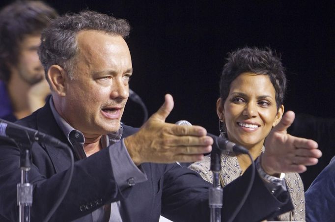 Herci Tom Hanks a Halle Berry hovoří na tiskové konferenci filmu "Atlas mraků".