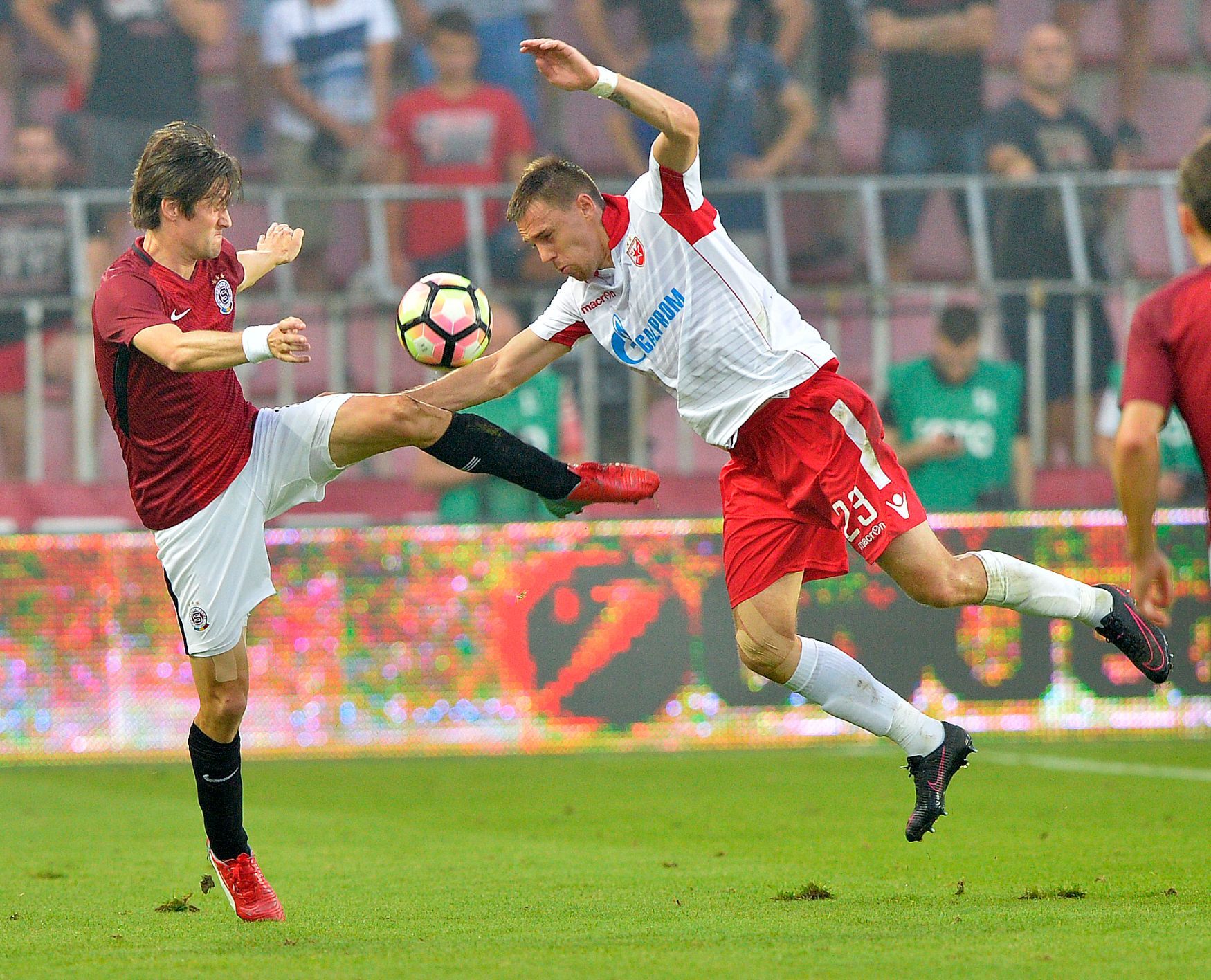 Tomáš Rosický (Sparta) a Milan Rodič (Crvená Zvezda Bělehrad)