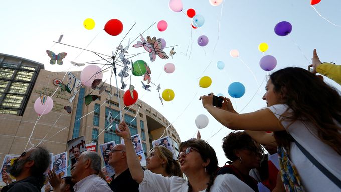 Novináři a aktivisté pro lidská práva pouští balonky před istanbulským soudem jako projev solidarity s odsouzenými novináři.