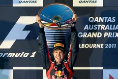 Mistr světa Vettel začal sezonu suverenním vítězstvím