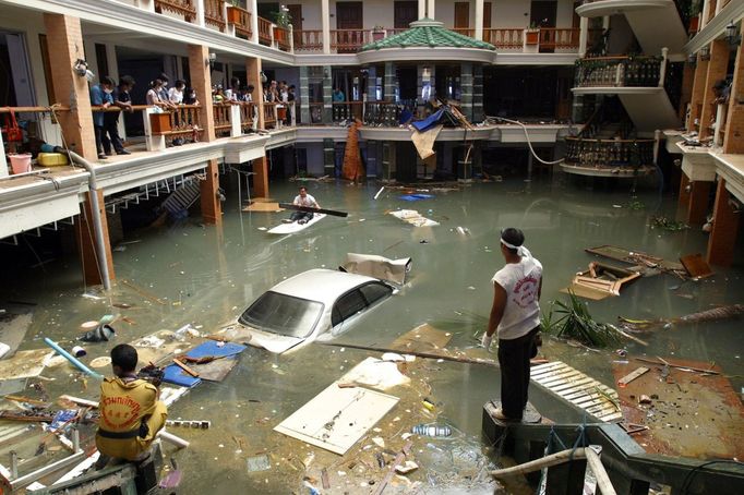 Uplynulo 15 let od ničivé vlny tsunami, která si 26. prosince 2004 vyžádala na pobřeží Indického oceánu v jihovýchodní Asii přes 230 000 mrtvých.