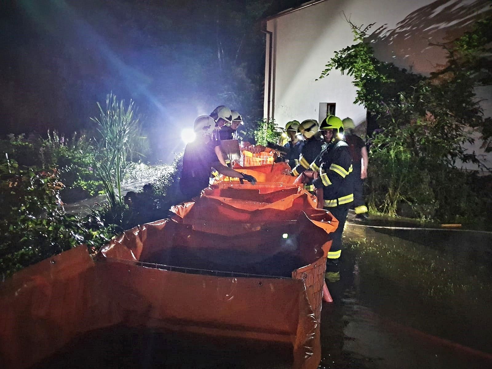 hasiči odčerpávání vody povodně záplavy
