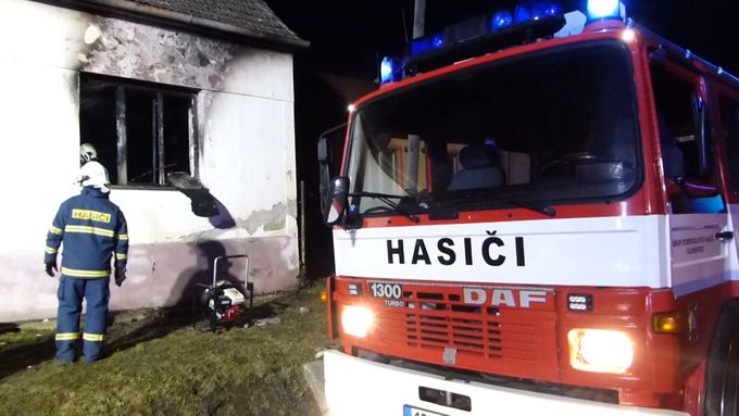 Hasiči zasahují u tragického požáru v Oleksovicích na Znojemsku, při kterém zemřely 3 děti