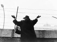 Tato žena čekala na západní straně zdi přes tři hodiny, aby spatřila své příbuzné na východoněmecké straně zdi. Fotografie z roku 1961.