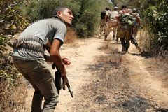Libyjské jednotky osvobodily v Syrtě třináct zahraničních rukojmích