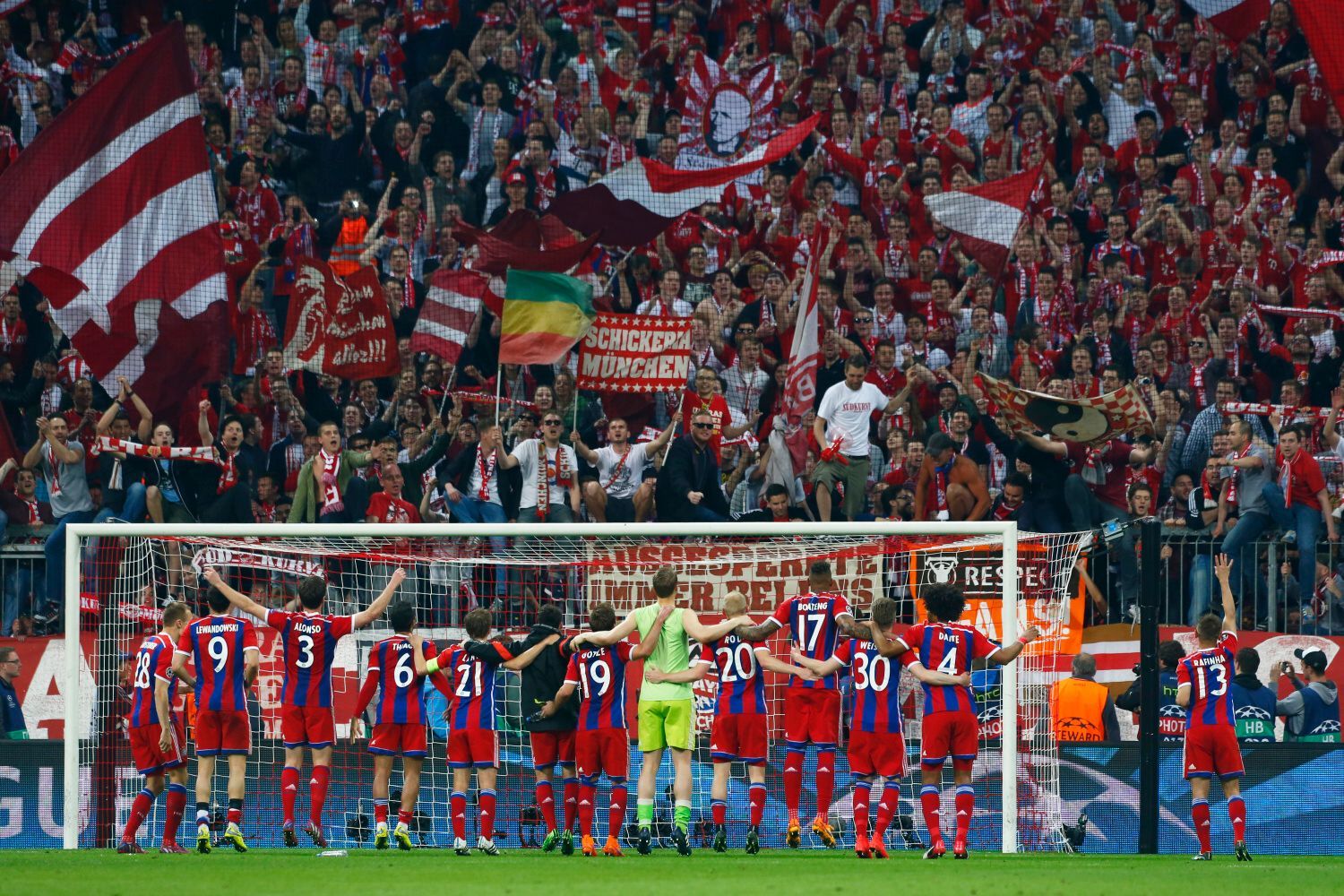 LM, Bayern-Porto: hráči Bayernu slaví s fanoušky
