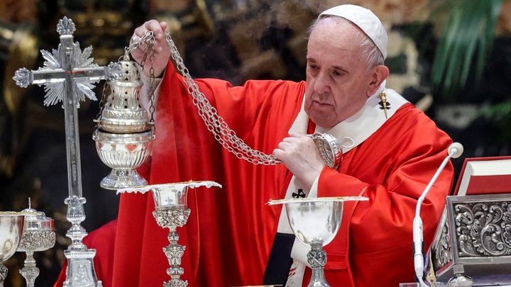 Papežovu operaci provázely komplikace. Už je při vědomí, v nemocnici zůstane déle; Zdroj foto: Reuters