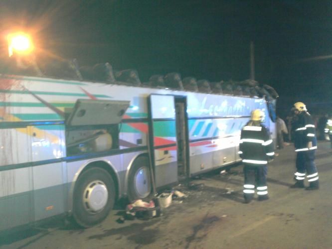 Autobus si utrhl střechu o most