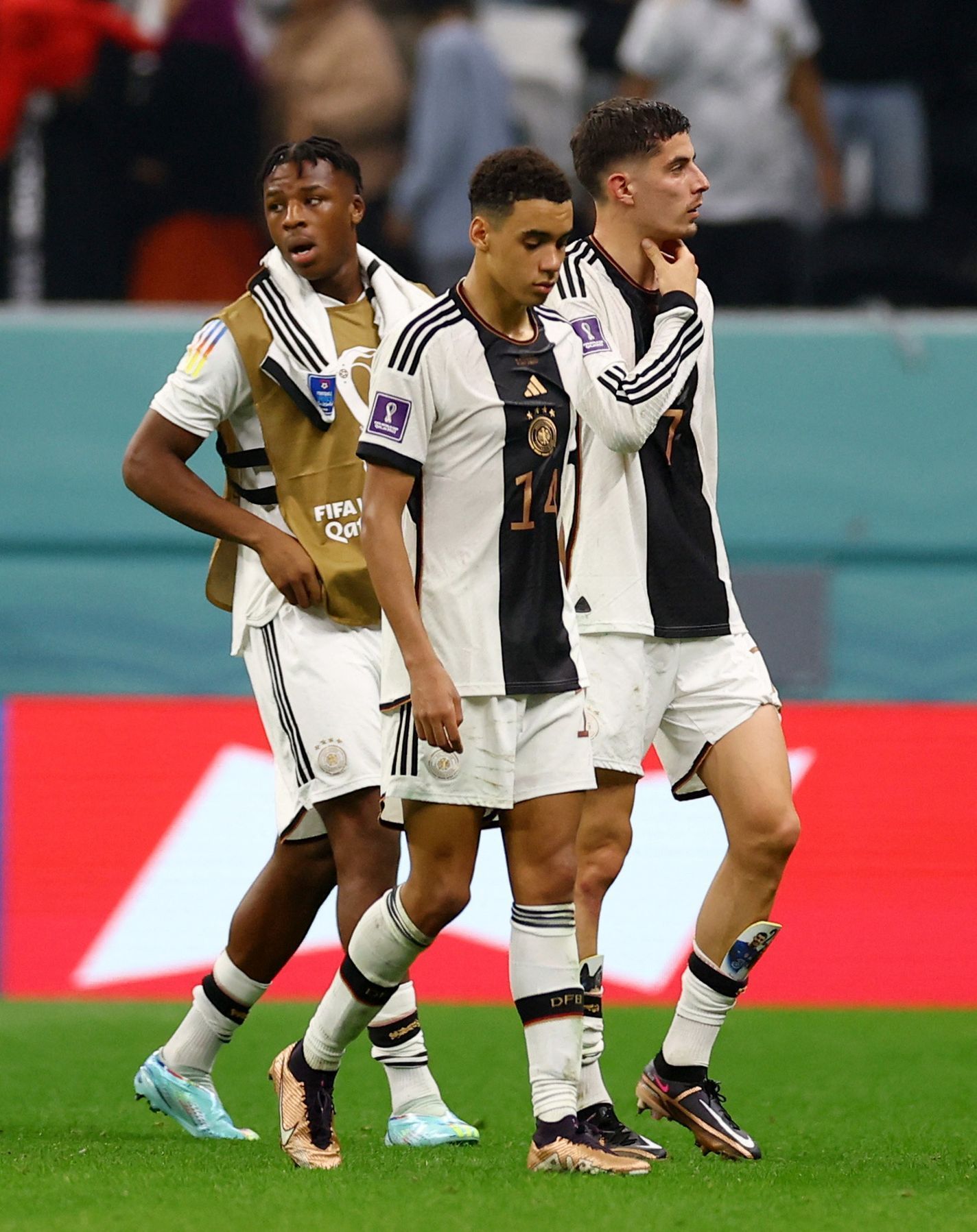 Zklamaní Němci po zápase MS 2022 Kostarika - Německo