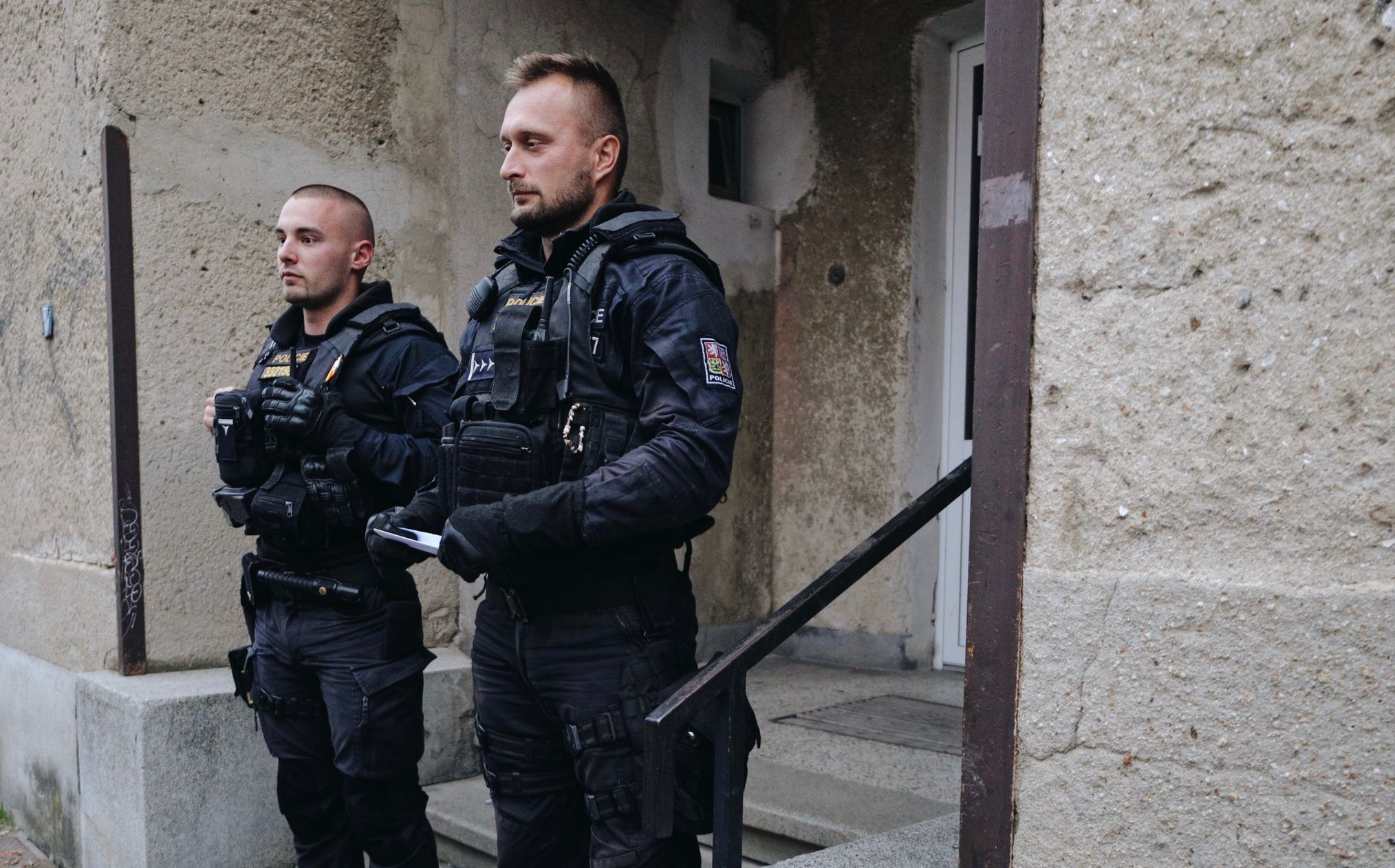 Policisté v úterý prověřovali nájemníky desítek bytů v Nováčkově ulici v Brně.