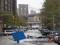 Odklízení následků bouře Sandy v ulicích oblasti Lower Est Side v New Yorku.