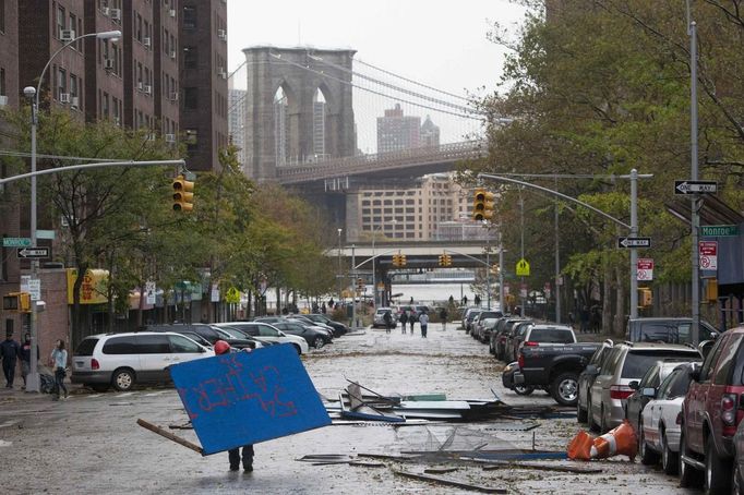 Odklízení následků bouře Sandy v ulicích oblasti Lower Est Side v New Yorku.