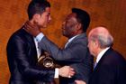 Z rukou legendárního Brazilce Pelého dostal Cristiano Ronaldo svůj druhý Zlatý míč v kariéře.
