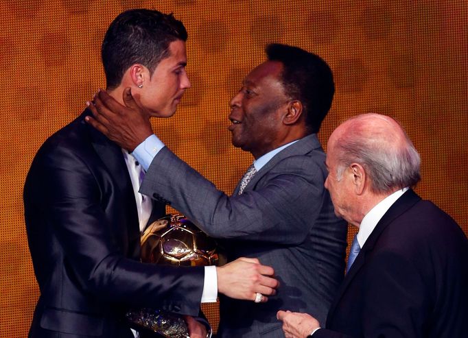 Cristiano Ronaldo a Pelé na vyhlášení Zlatého míče