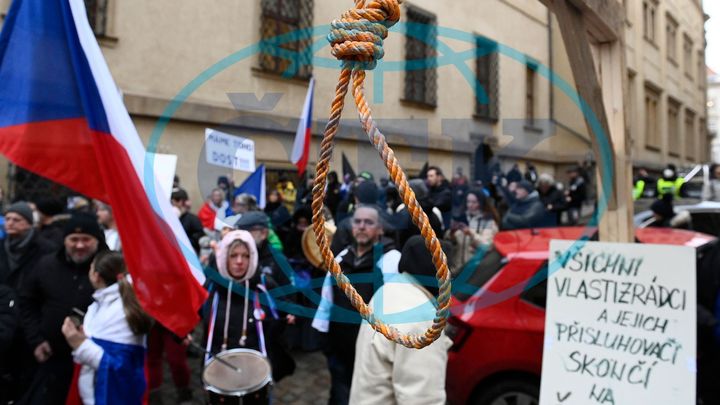 Demonstranti postavili před sněmovnou šibenici, poslanci požádají vnitro o prošetření; Zdroj foto: ČTK