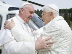 Papež František se svým předchůdcem Benediktem XVI.