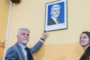 Foto: Petr Pavel ukázal svou známku. Se studenty pověsil na stěnu i nový portrét