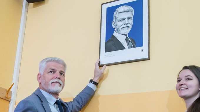 Foto: Petr Pavel ukázal svou známku. Se studenty pověsil na stěnu i nový portrét