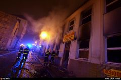 Exploze v obchodě ve Frenštátě způsobila požár. Lidé před ním utíkali na střechu