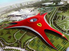Starší park Ferrari World v Abú Zabí se chlubí nejrychlejší horskou dráhou, která jede až 240 km/h.