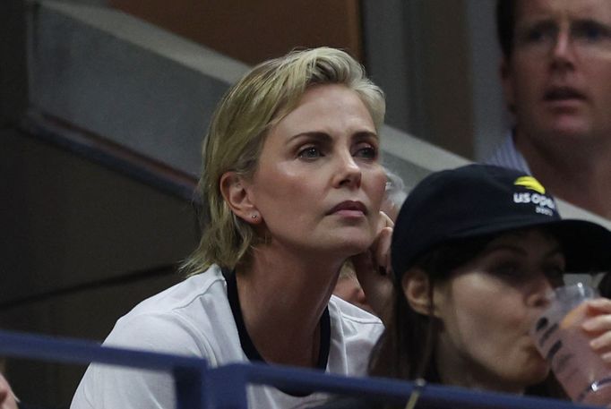 Charlize Theronová na finálovém utkání US Open