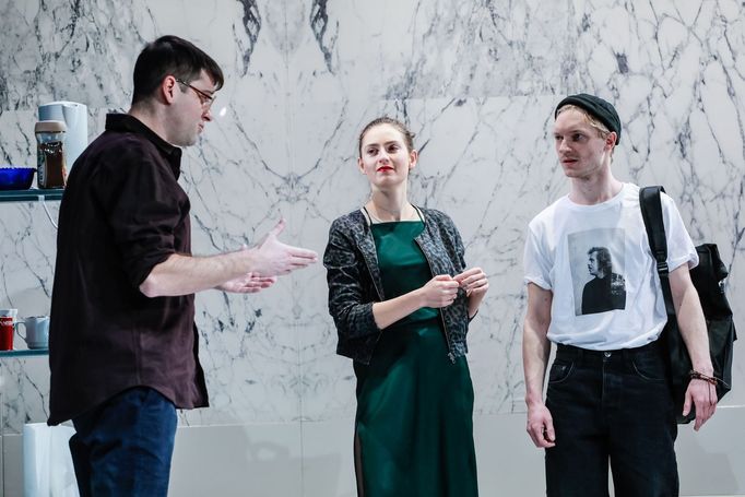 Ivan Dejmal jako Karel Flossman, Eliška Zbranková v roli Milady Janů a Viktor Kuzník coby Jan Jirman.