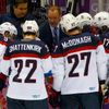 Kanada - USA: americký trenér Dan Bylsma probírá s hráči taktiku proti Kanadě