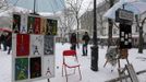 Paintings are displayed on the snow-covered 'Place du Tertre', a square at the Butte Montmartre area near the Sacre Coeur basilica in Paris March 12, 2013 as winter weather with snow and freezing temperatures returns to northern France. REUTERS/Jacky Naegelen (FRANCE - Tags: ENVIRONMENT) Published: Bře. 12, 2013, 11:38 dop.