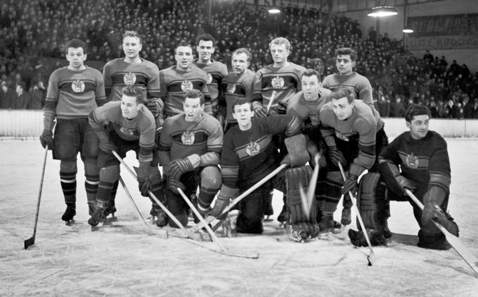 Hokejový tým Rudá hvězda Brno v roce 1955.