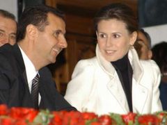 Bašár Asad  - původním povoláním oční lékař - nahradil v čele země před sedmi lety svého otce Háfize.Na snímku je s manželkou Asmou.