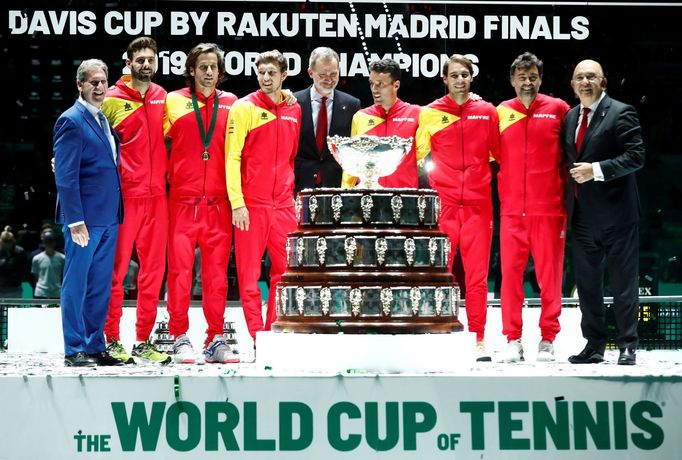 Tennis - Davis Cup Finals - Final - Caja Magica, Madrid, Spain - November 24, 2019   The Spain team with King Felipe VI after winning the Davis Cup   REUTERS/Sergio Perez