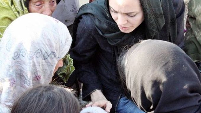 Herečka Angelina Jolie (uprostřed) přijela do Pákistánu, jako velvyslankyně UNHCR.