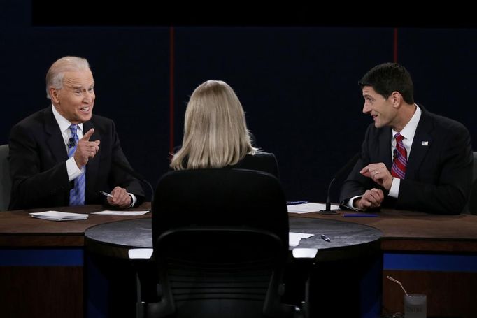 U.S. Vice President Joe Biden (L) and Republican vice presidential nominee Paul Ryan (R) debate in front of moderator Martha Raddatz (C) during the vice presidential debate in Danville, Kentucky October 11, 2012. REUTERS/Kevin Lamarque (UNITED STATES - Tags: POLITICS ELECTIONS USA PRESIDENTIAL ELECTION) Published: Říj. 12, 2012, 2:09 dop.