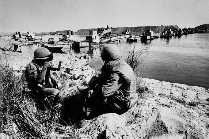 Izraelské jednotky překračují Suezský průplav během arabsko-izraelské války v říjnu roku 1973.