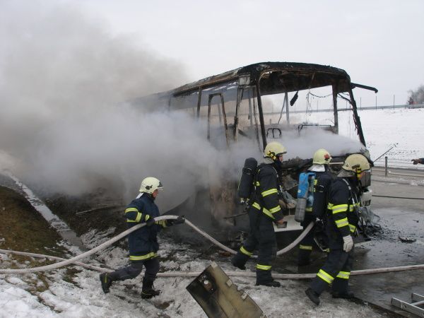 Požár autobusu na D11