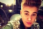 Bieber musí do Argentiny k soudu kvůli napadení fotografa