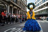 21. květen 2022, Jeden z účinkujících v průvodu hrdosti v Bruselu v šatech v ukrajinských barvách.