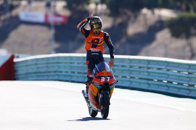 Pedro Acosta na KTM slaví ve Velké ceně Algarve titul mistra světa Moto3 v sezoně 2021