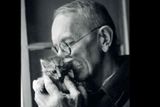Daniel Reynek: Bohuslav Reynek s kočičkou (60. léta), černobílá fotografie na dipontu, 100 × 100 cm