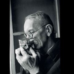 Daniel Reynek: Bohuslav Reynek s kočičkou (60. léta), černobílá fotografie na dipontu, 100 × 100 cm