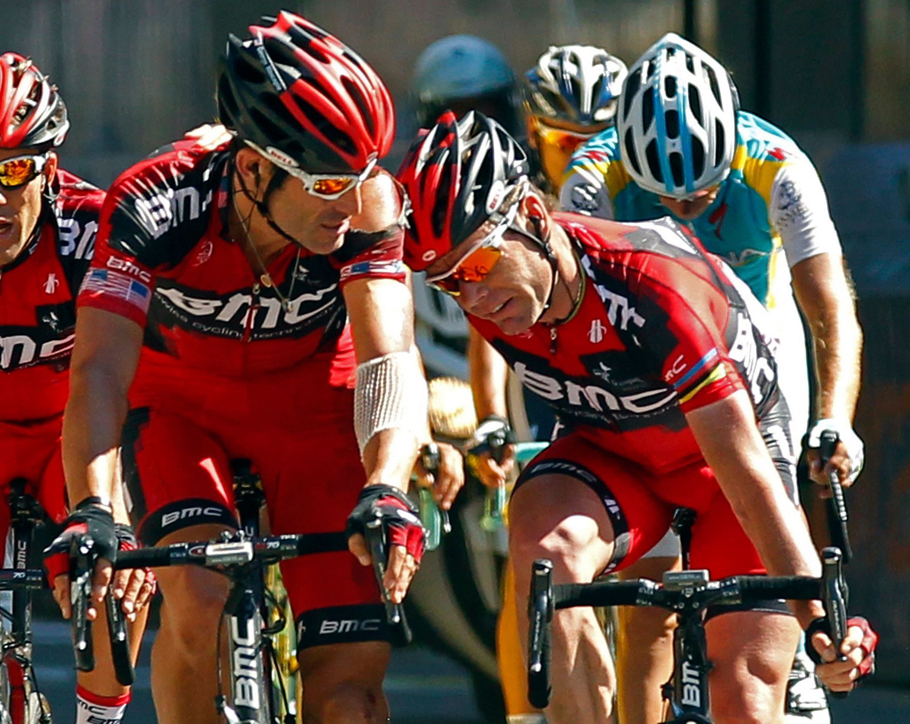 16. etapa Tour de France 2012: Unavený Cadel Evans využívá pomoci svého týmového kolegy George Hincapieho